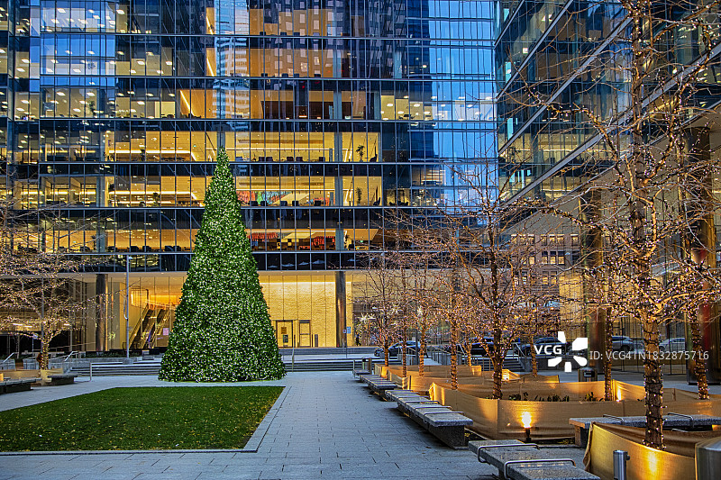傍晚，多伦多金融区的圣诞树和圣诞装饰。图片素材