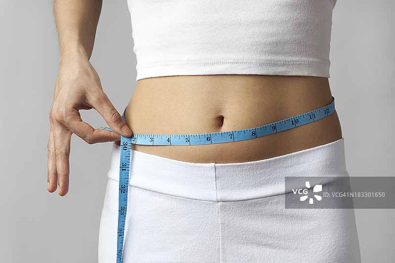 瘦女人测量腰围图片素材