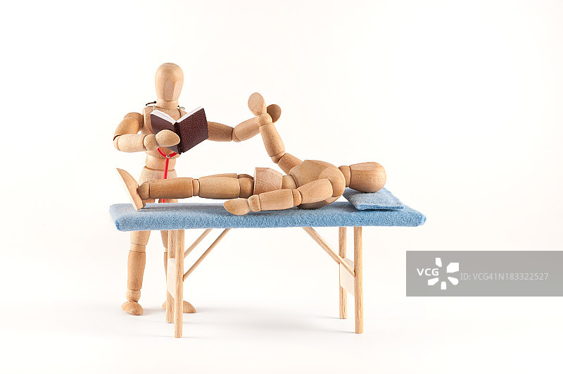 我们有脉搏…现在呢?木制人体模型医学学生图片素材