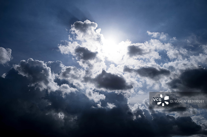 阳光穿过云层的低角度视角图片素材