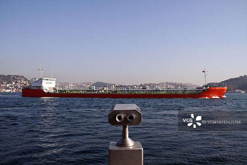 伊斯坦布尔海峡的船图片素材
