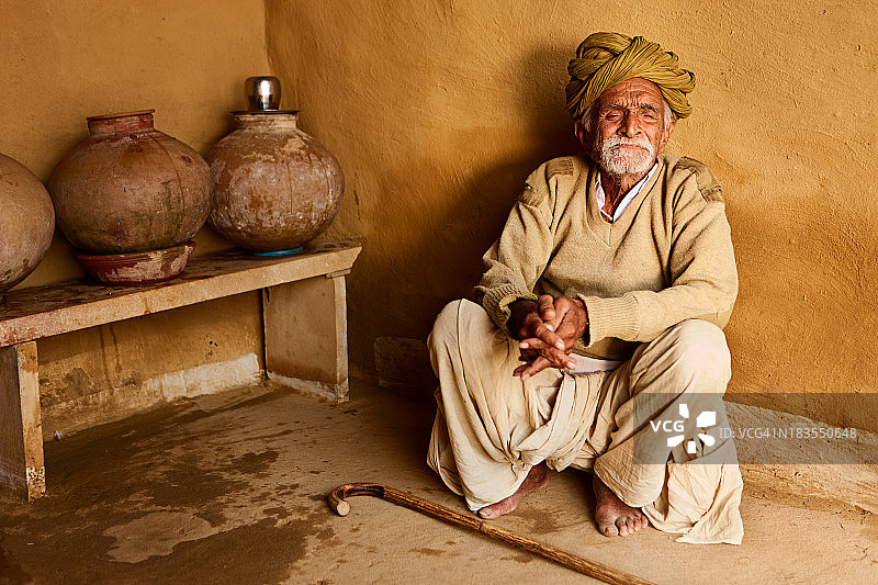 一位印度老人坐在拉贾斯坦邦的小屋里图片素材