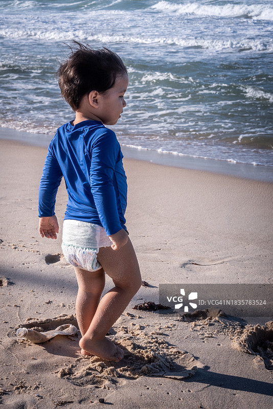 站在沙滩上的男孩全身图片素材