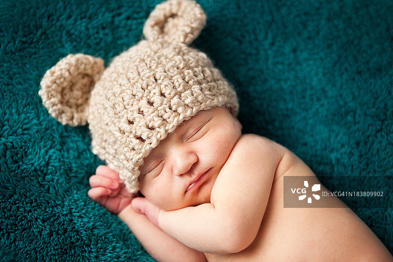 新生男婴戴着针织帽平静地睡觉图片素材