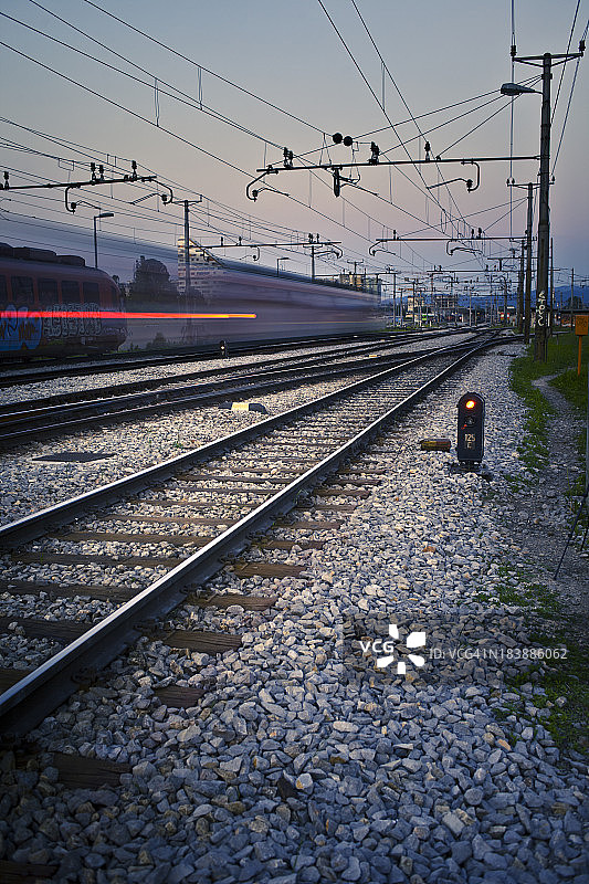 日落时飞驰的火车图片素材