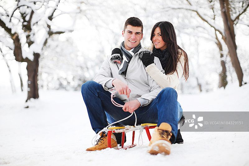 美丽的夫妇在享受冬天。图片素材