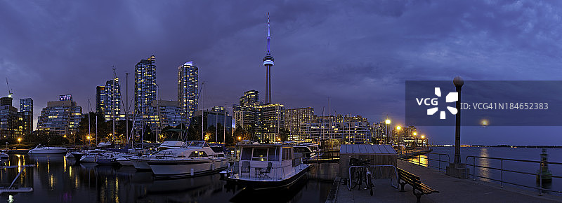多伦多港口码头公寓CN塔灯火通明的加拿大夜景图片素材