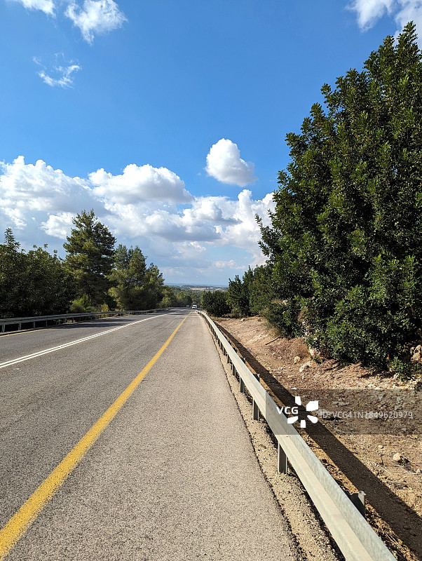 从犹太山丘到拉特伦的道路，背景是拉特伦平原，一个明媚的秋日图片素材