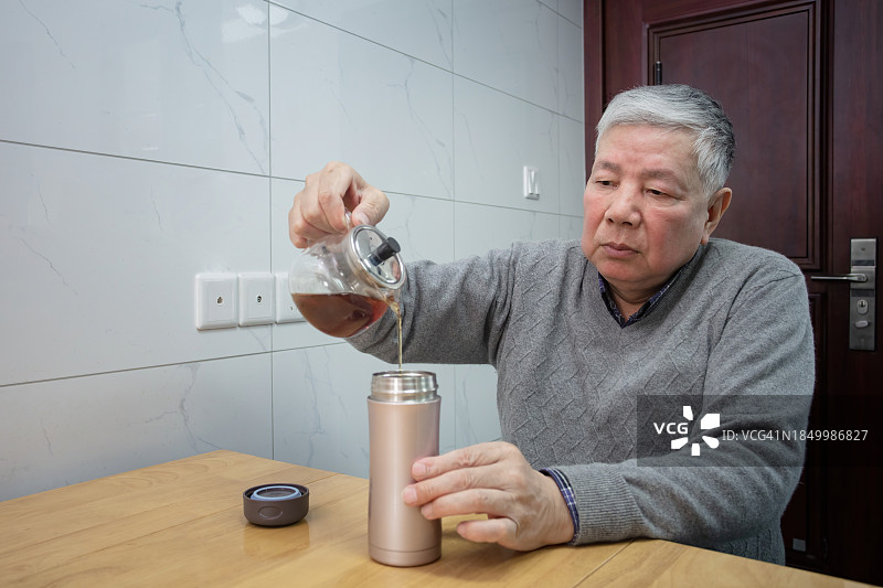一个快乐的老人早上喝茶的画像图片素材