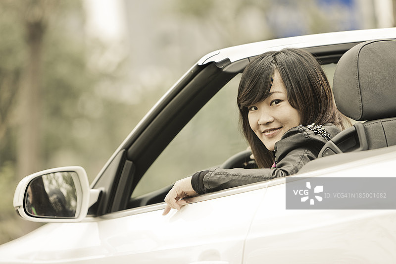 亚洲女人开车图片素材
