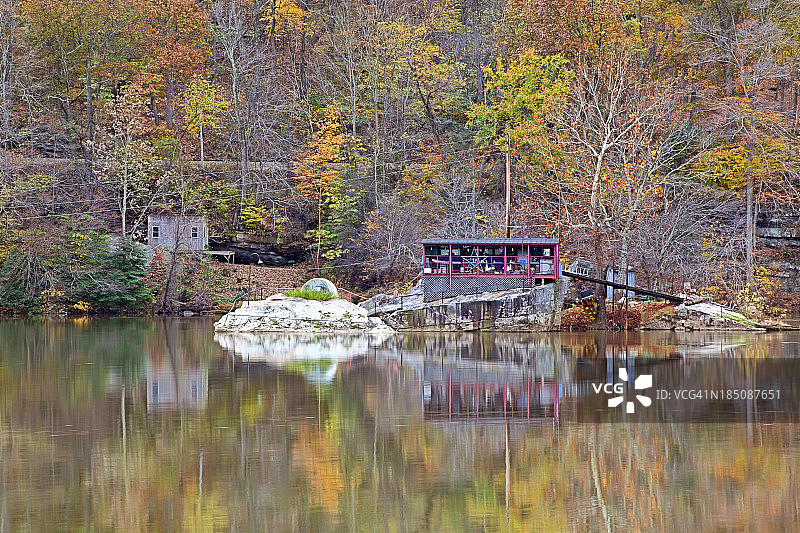 西弗吉尼亚州秋天的河流棚屋图片素材