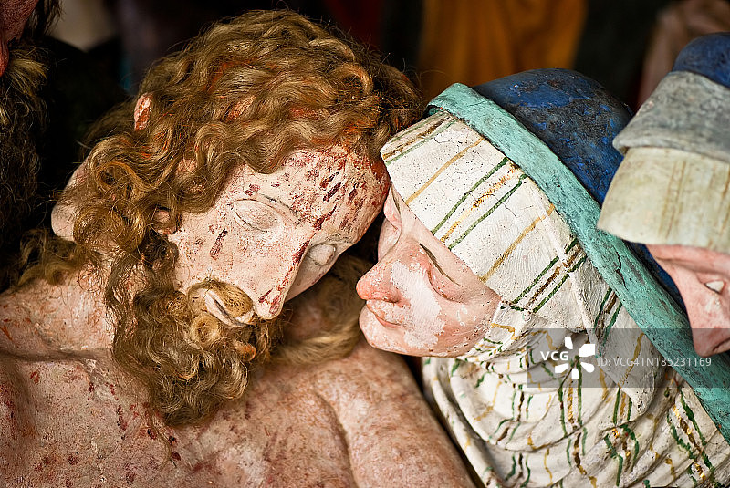 玛利亚与耶稣的尸体在十字架上图片素材