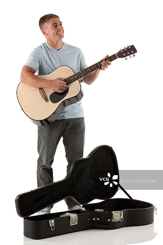 快乐的人在弹吉他图片素材