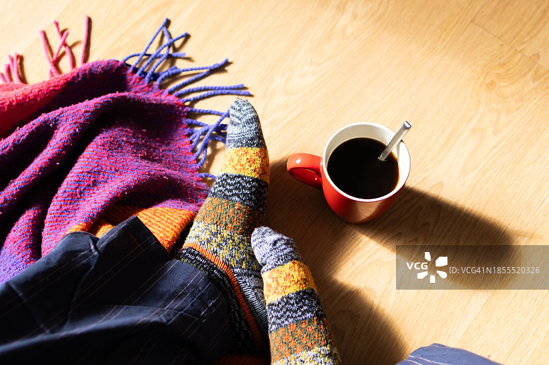 冬天毯子和羊毛袜子。冬天的咖啡时间图片素材