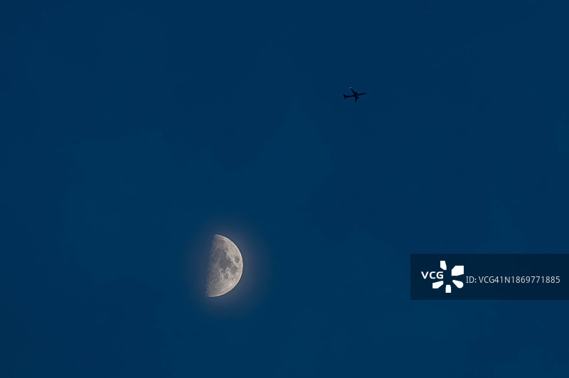 半月和飞越日本神奈川上空的飞机图片素材