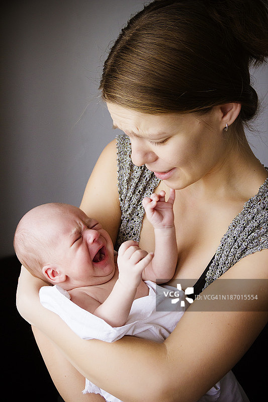 妈妈和婴儿一起哭图片素材
