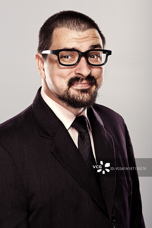 灰色背景下戴眼镜的商人肖像图片素材