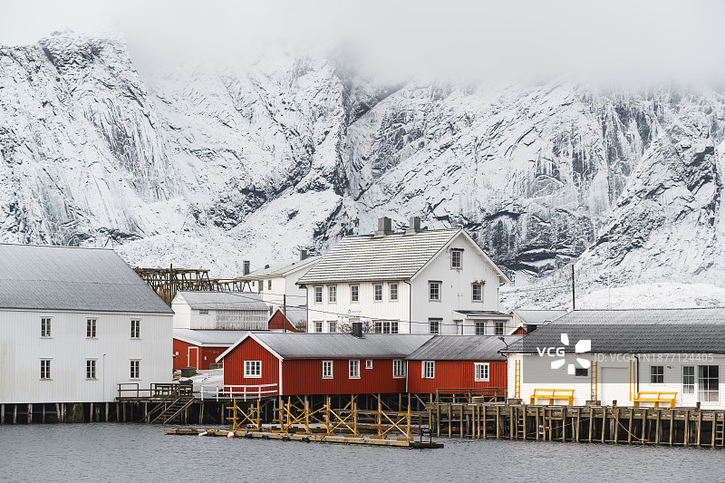 挪威罗弗敦群岛莱内的红色和白色高跷房屋图片素材