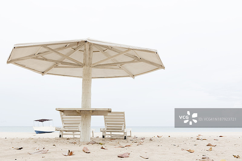 印度洋上的遮阳伞和沙滩椅图片素材