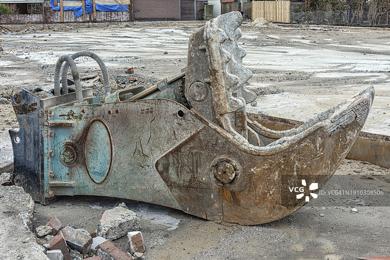 钢铁粉碎机躺在外面的一个拆迁现场图片素材