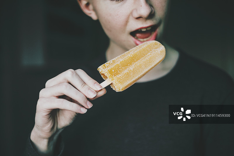 青少年在夏天喜欢吃冰棍图片素材