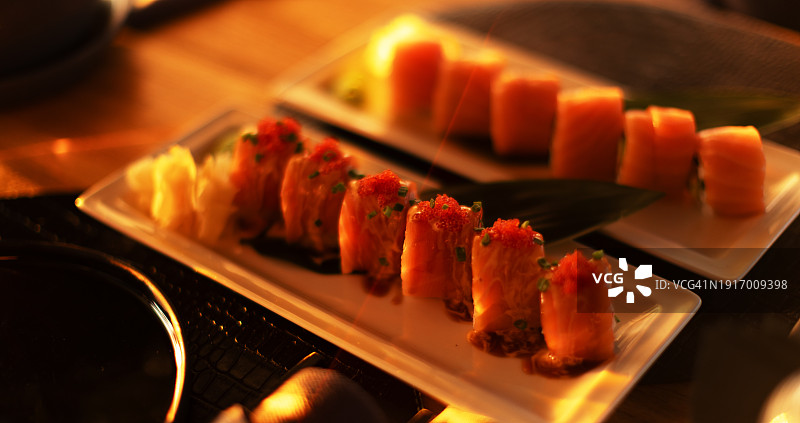 新鲜制作的金枪鱼寿司的高角度特写镜头图片素材