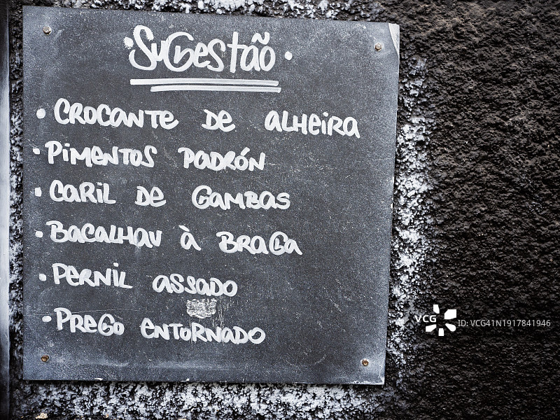 葡萄牙波尔图，用手写在黑板上的菜单标志图片素材