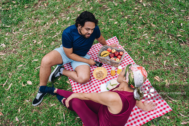 一对夫妇在公园野餐时的高角度照片图片素材