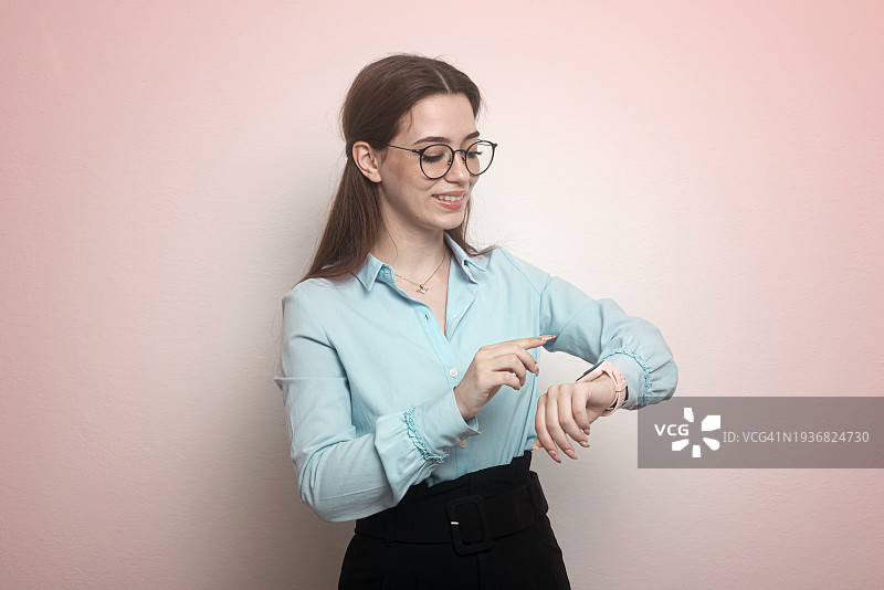 商务女性使用智能手表图片素材