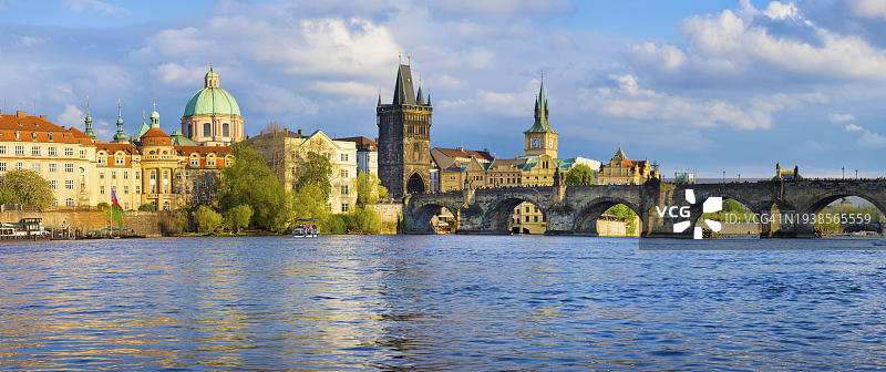 旧城全景，伏尔塔瓦河上的查理大桥和旧城桥塔，布拉格著名的旅游目的地，捷克共和国，欧洲图片素材