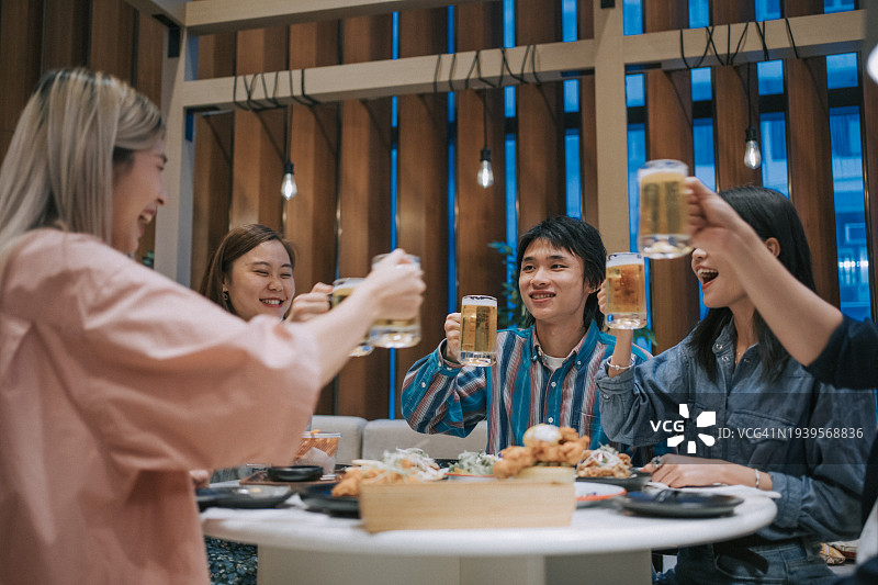 欢乐的亚洲华人朋友庆祝酒会图片素材