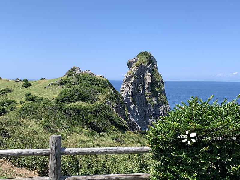 日本，湛蓝的天空衬托着美丽的海景图片素材