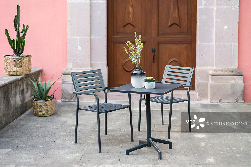 户外咖啡馆金属花园椅，希腊。有选择性的重点。户外餐厅图片素材