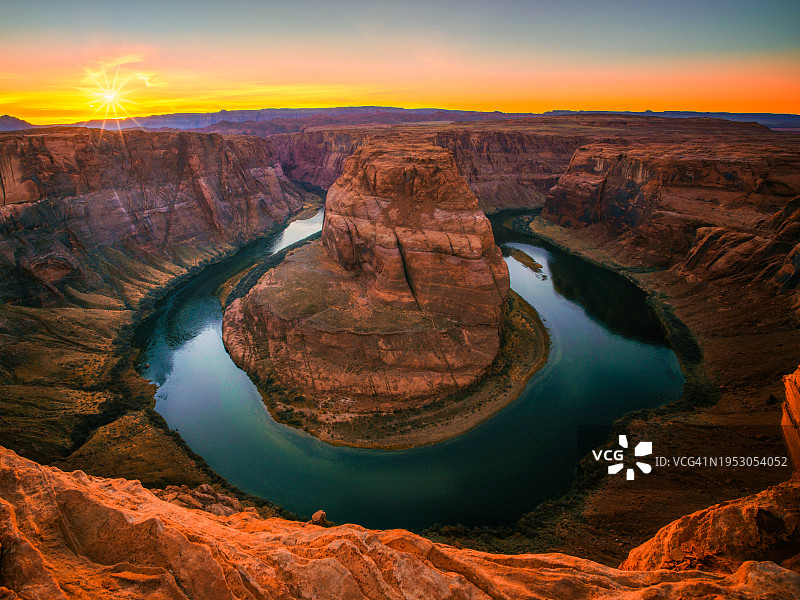 日落时马蹄形弯曲的高角度视角，美国亚利桑那州科科尼诺县图片素材