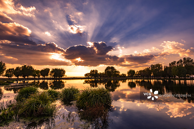 日落时湖对天空的风景图片素材