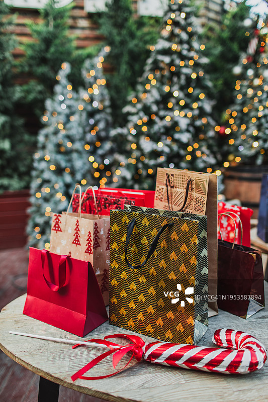 圣诞背景与各种购物袋在圣诞节销售。图片素材