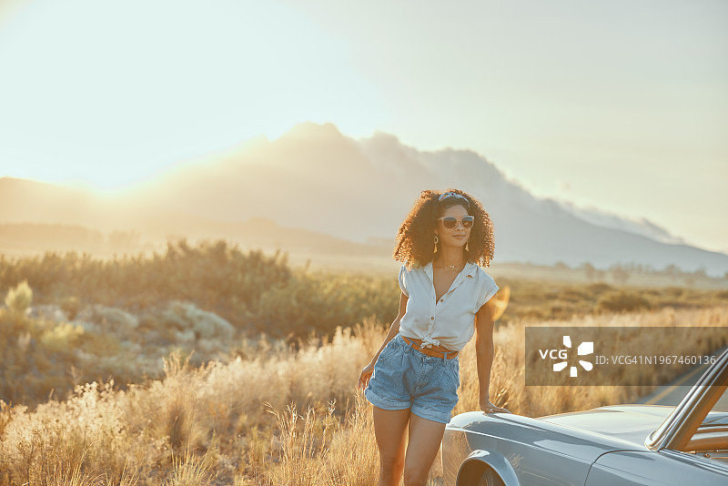 汽车，思考或妇女在乡村公路旅行在假期，暑假或旅行在日落。南非境内的机动车辆、自然旅行或人、交通工具或户外探险图片素材