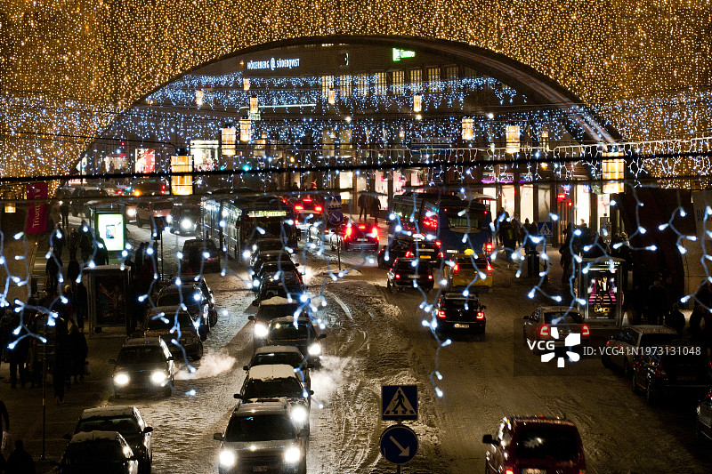 国王街夜景，包括行人、交通和节日照明图片素材