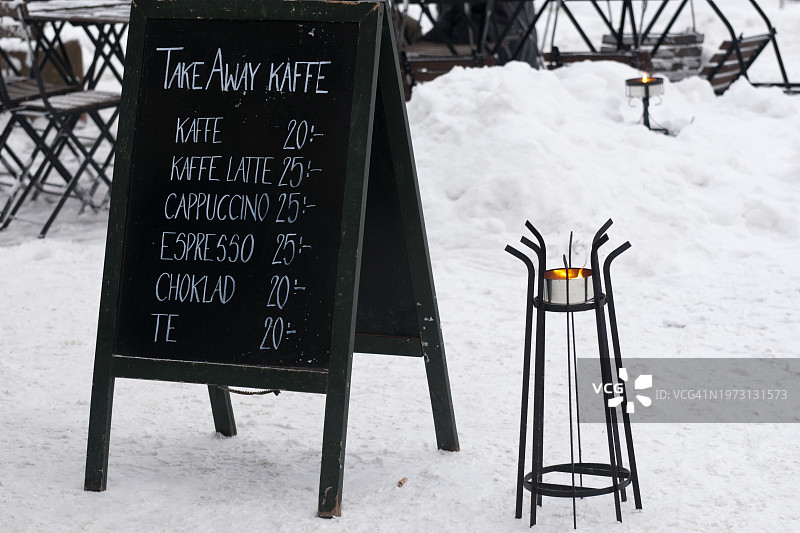 有黑板咖啡菜单的户外咖啡馆，斯德哥尔摩，瑞典图片素材