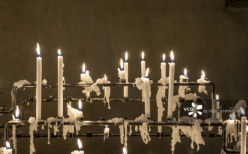 教堂里燃烧的蜡烛的特写。图片素材