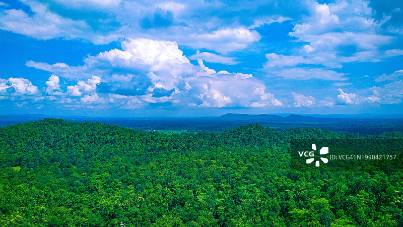 印度中央邦纳尔玛达布拉姆地区，天空映衬下的风景图片素材