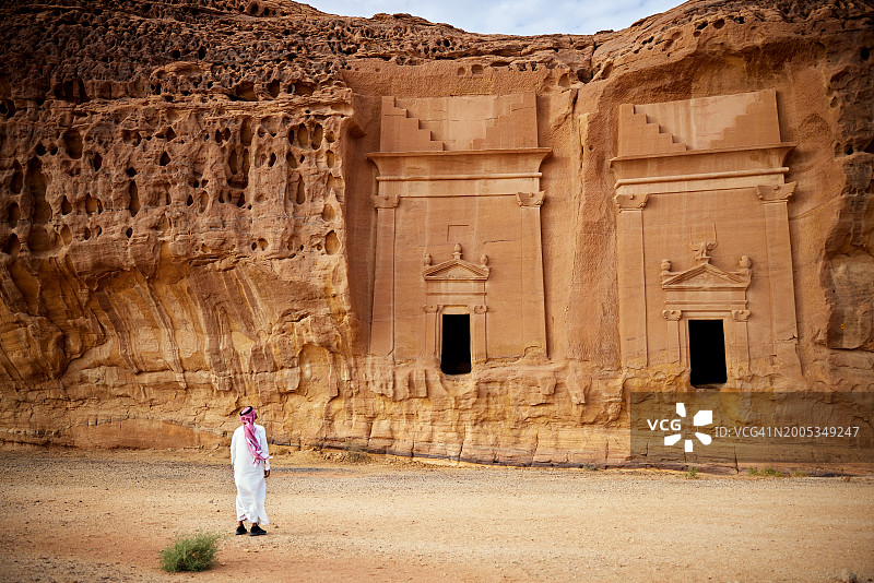 沙特游客欣赏贾巴勒艾哈迈尔，阿尔乌拉图片素材