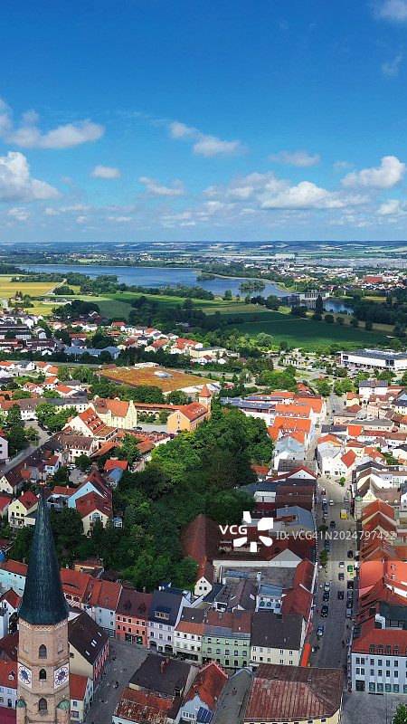 鸟瞰丁格尔芬，俯瞰历史悠久的城镇中心。丁格尔芬，下巴伐利亚，巴伐利亚，德国，欧洲图片素材