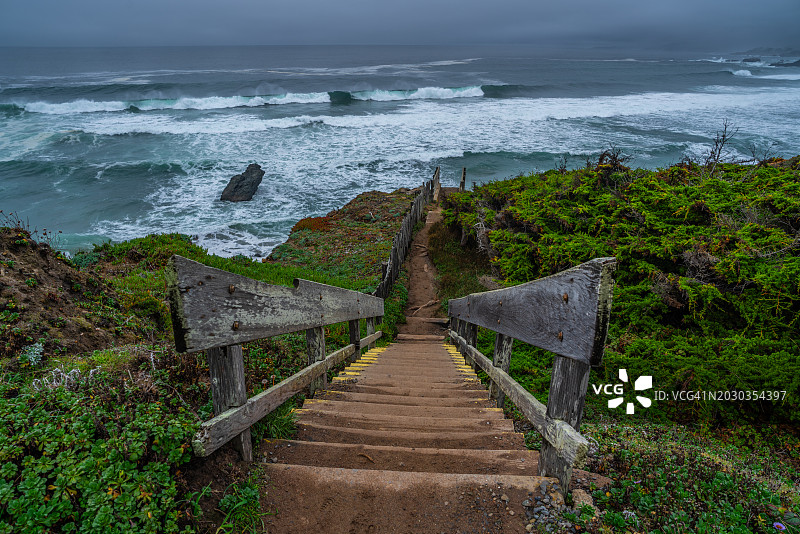 高角度的海上台阶对天空，加利福尼亚，美国图片素材