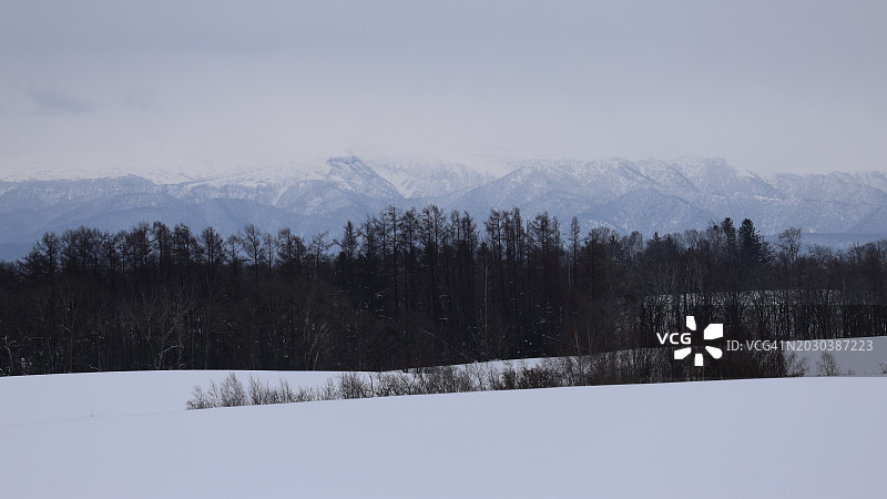雪山映衬天空的美景图片素材