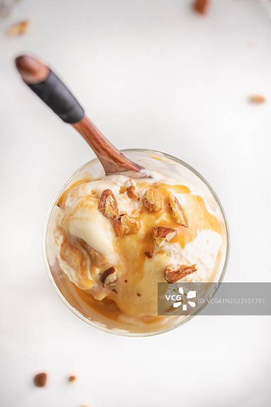 美国新罕布什尔，桌子上玻璃杯里的冰淇淋特写图片素材