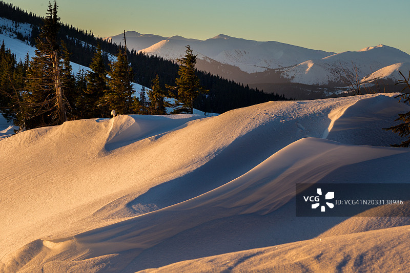 风景秀丽的雪山对天空在日落，乌克兰图片素材