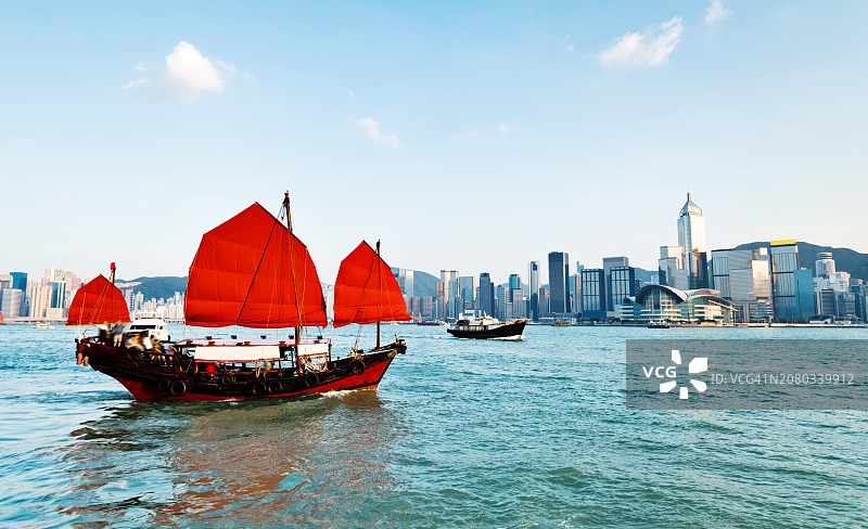 穿越香港港口的舢板图片素材
