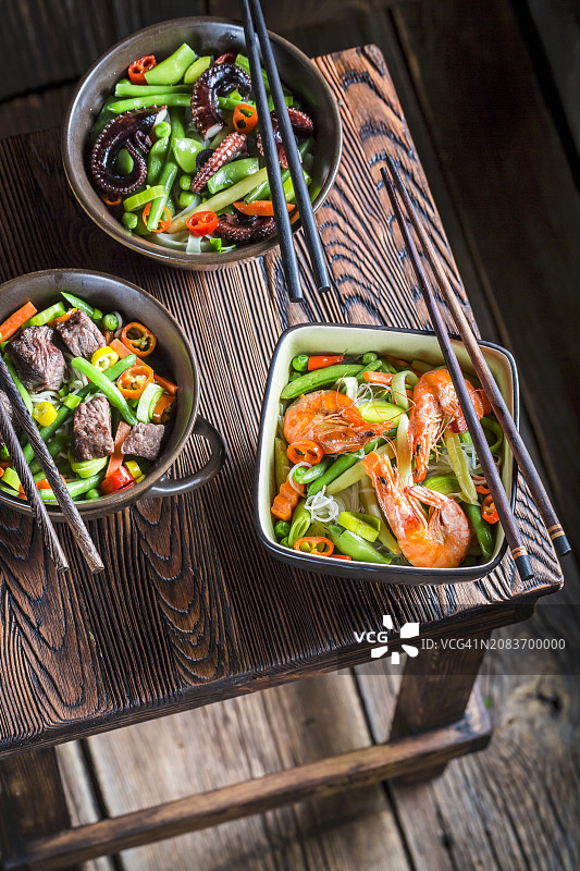 三道中性菜肴，搭配牛肉、虾、章鱼和蔬菜(亚洲)图片素材