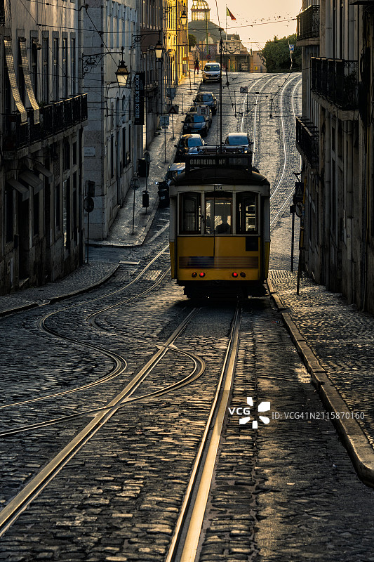 里斯本大街上运行着历史悠久的黄色有轨电车图片素材